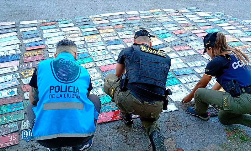 Desmantelan taller clandestino de patentes truchas en Córdoba que las vendían por internet