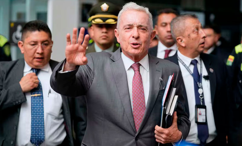 Absuelven al ex presidente colombiano Álvaro Uribe de los cargos de soborno y fraude procesal