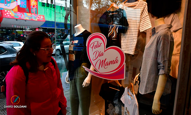 Mucho saludo pero poco regalo: las ventas por el Día de la Madre bajaron un 3,5% interanual