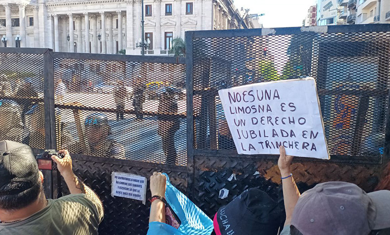 Nueva y brutal represión contra los jubilados en el Congreso: un detenido y más de 20 heridos
