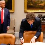 Más que apoyo, una extorsión: Trump condiciona, Milei agradece y Cristina aprovecha