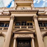 El Banco Central anuncia un plan de compra de reservas para remonetizar la economía