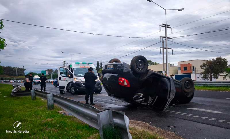 Un auto perdió el control en Circunvalación y terminó dado vuelta