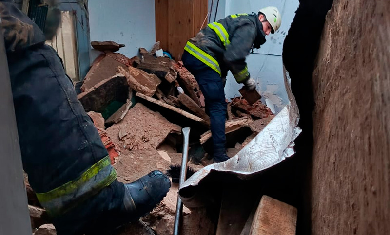 Una mujer falleció tras quedar bajo los escombros por el derrumbe de una casa en zona sudoeste