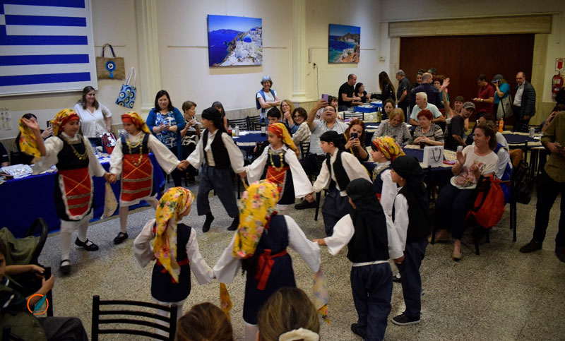 Rosario vivió la Noche de las Colectividades y Grecia abrió sus puertas en la previa del 41º encuentro