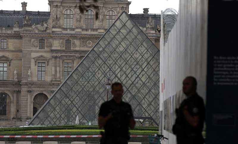 Robo de película en el Louvre: en siete minutos se llevaron joyas históricas