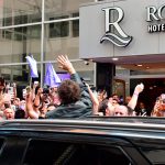 Recibido por un grupo de militantes, Milei llegó a Rosario