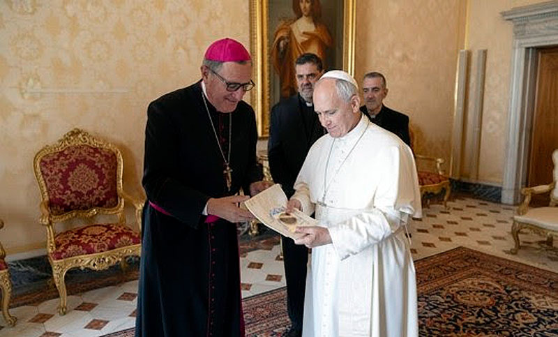 El Papa León XIV recibió la medalla del Tricentenario y una invitación para visitar Rosario
