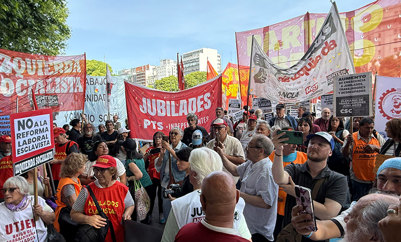 Los jubilados marcharon al Congreso por aumento de haberes, medicamentos y contra el ajuste de Milei