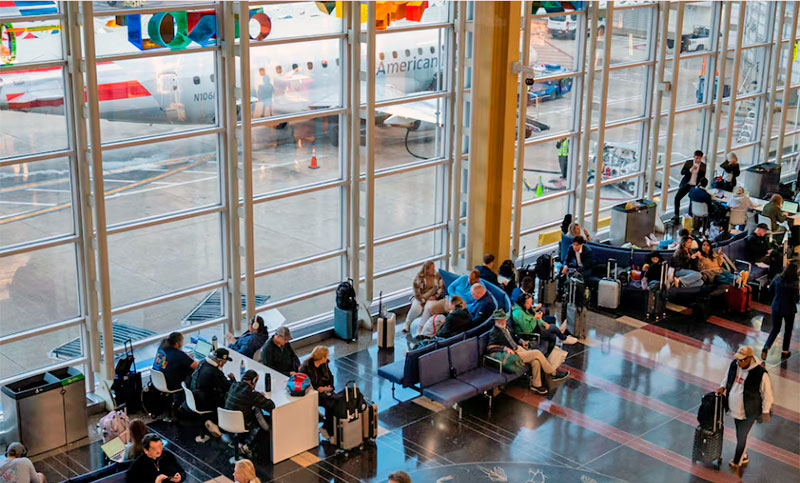 Escasean los controladores aéreos y se aceleran retrasos y cancelaciones de vuelos en Estados Unidos