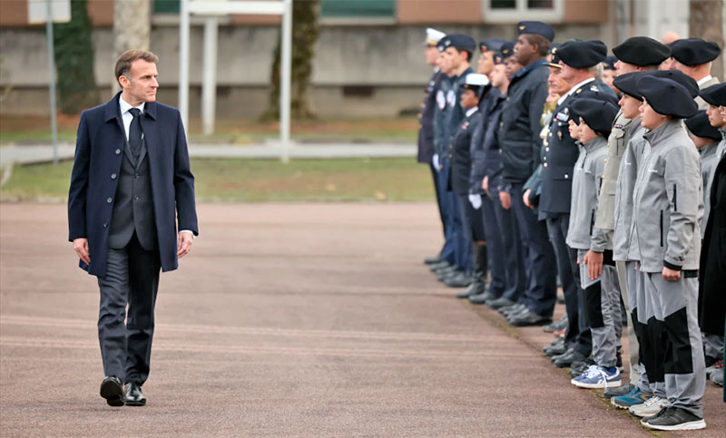 El presidente de Francia presenta un nuevo servicio militar voluntario para jóvenes de 18 y 19 años