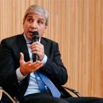 En Nueva York, Caputo anticipó más devaluación y confirmó cuándo se disparará el dólar