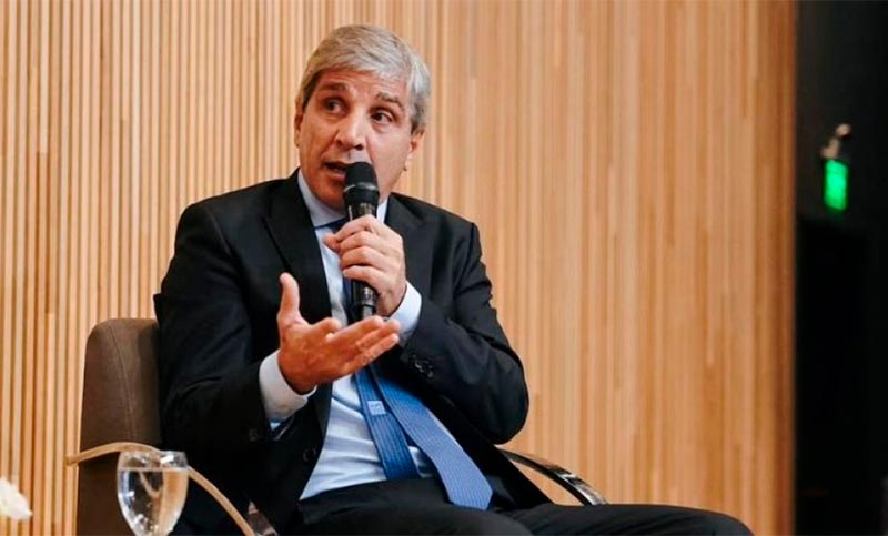 En Nueva York, Caputo anticipó más devaluación y confirmó cuándo se disparará el dólar