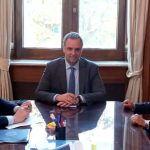 Buscando adhesiones de cara al Presupuesto 2026: Santilli y Adorni recibieron al gobernador de Santa Cruz