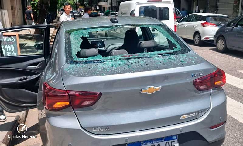 No fue una tragedia de milagro: circulaban por el centro en auto y les cayó un martillo de una obra