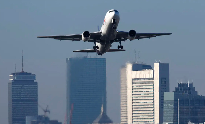 Estados Unidos: limitan actividad en aeropuertos por falta de controladores, que no cobran hace un mes
