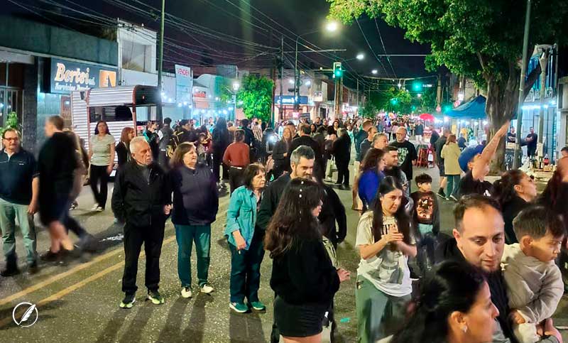 Azcuénaga vivió otra Noche en mi Barrio con ofertas culturales, gastronomía y ferias