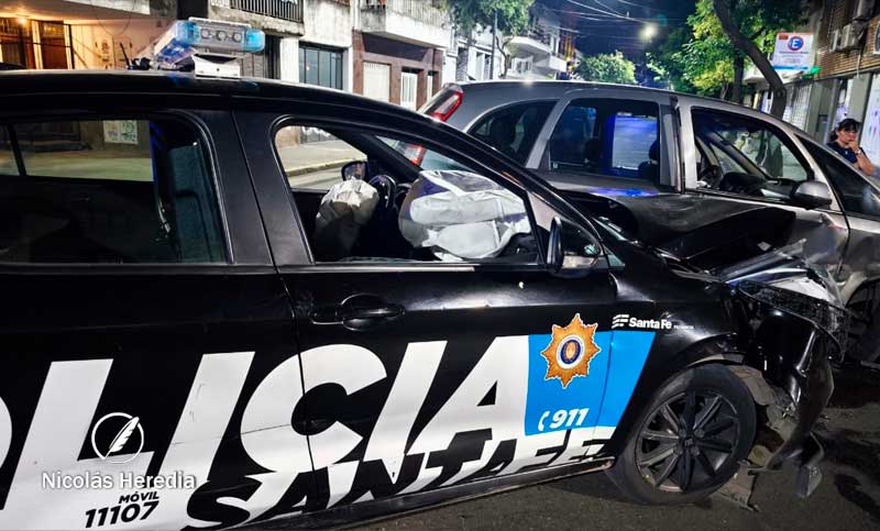 Violento choque entre un patrullero y un auto particular en pleno centro de Rosario