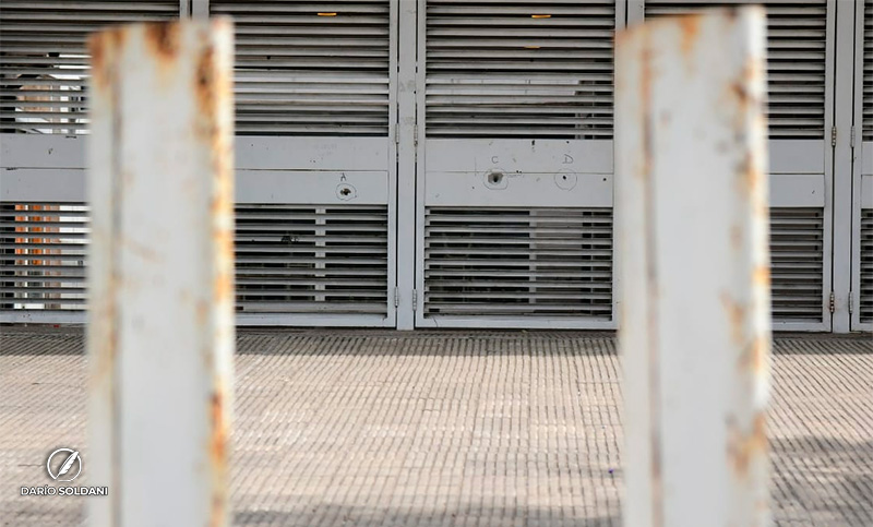 Balearon una escuela de Barrio Cristalería y tuvieron que suspender las clases