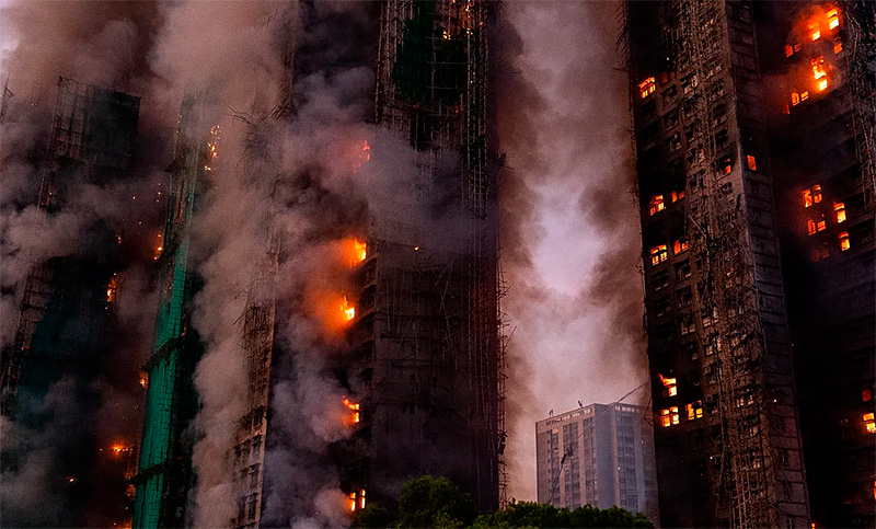 Ascienden a 13 los muertos por el incendio en un complejo residencial de Hong Kong: aún hay personas atrapadas