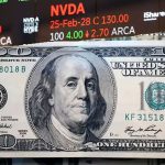 Mercado cambiario estable: el dólar oficial bajó levemente y las acciones se mantienen en alza