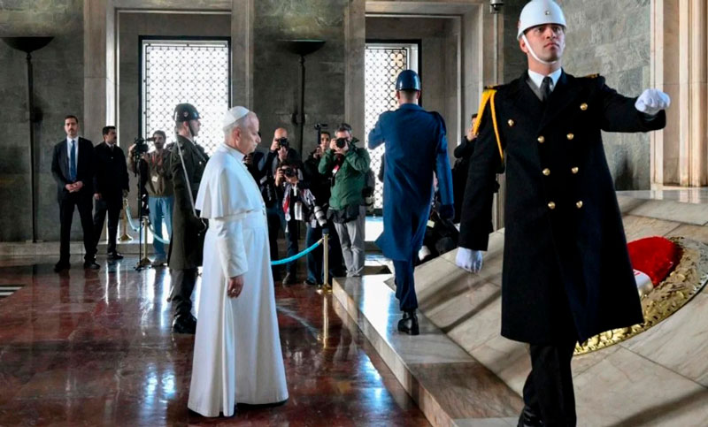 En su primera gira internacional, el papa León XIV visitó un mausoleo en Turquía