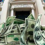 El mayor fondo de bonos a nivel global exige al Gobierno argentino liberar el dólar