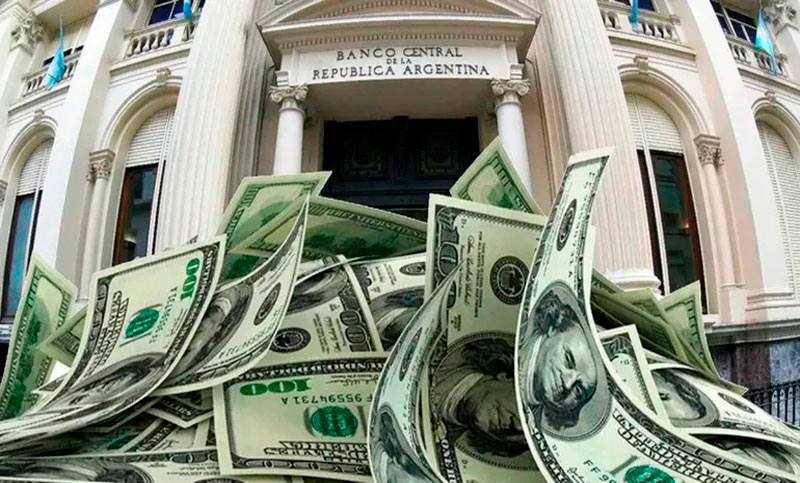 El mayor fondo de bonos a nivel global exige al Gobierno argentino liberar el dólar