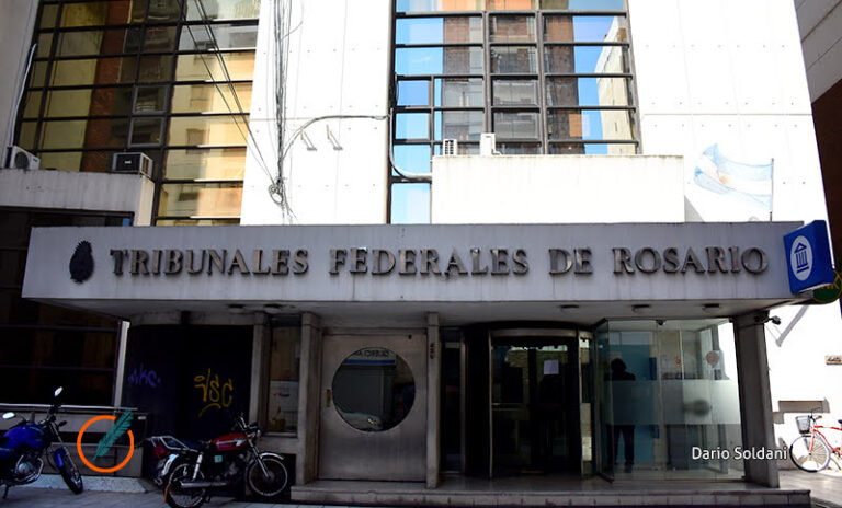 Allanan el despacho del juez federal rosarino Salmain y ordenan secuestrar su teléfono móvil