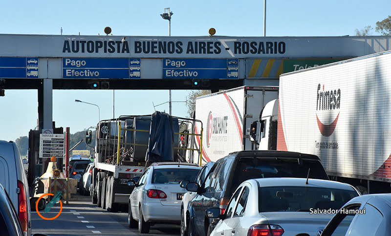 Un camión que trasladaba formol volcó en la autopista Rosario-Buenos Aires: cortaron la mano que va hacia el sur