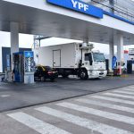 Sube la nafta: el Gobierno aumentó parcialmente impuestos a los combustibles desde el 1 de enero