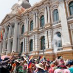 La Central Obrera Boliviana lleva adelante una huelga contra la quita de subsidios al combustible del presidente Rodrigo Paz