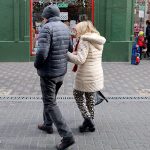 ¿Cuánto necesitó una pareja de adultos mayores para cubrir sus gastos en octubre?