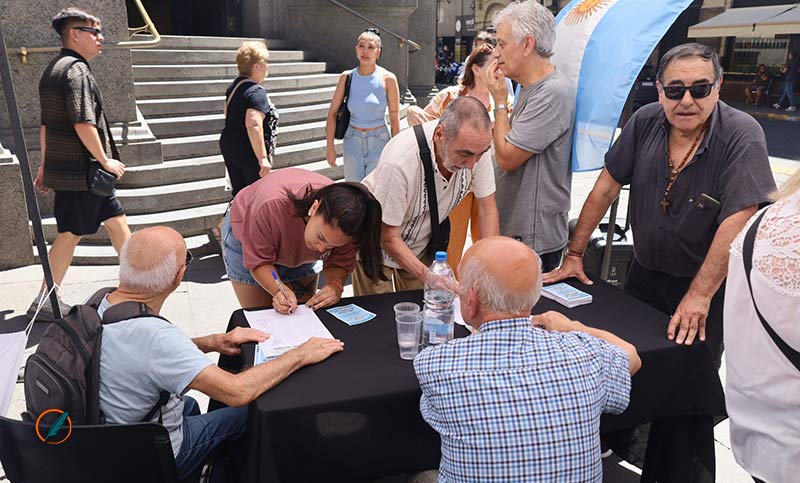 Jubilados siguen juntando firmas para ser incluidos en la Carta Orgánica de Rosario: “La verdad que nos asombra cómo viene la gente”