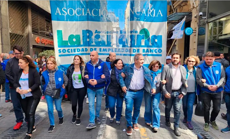 Recomposición salarial: trabajadores bancarios percibirán un sueldo básico superior a los $2 millones