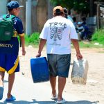 Falta de agua en el barrio Qom: vecinos caminan varias cuadras para cargar bidones y baldes