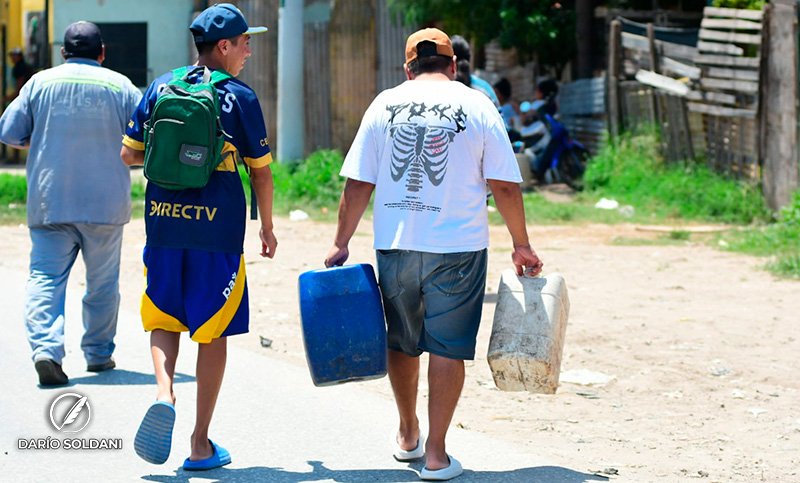 Falta de agua en el barrio Qom: vecinos caminan varias cuadras para cargar bidones y baldes