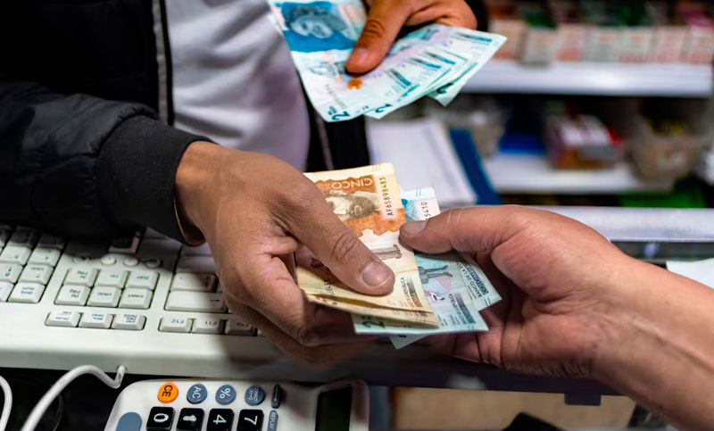 Colombia decretó un aumento histórico del 23,7 % en el salario mínimo para 2026