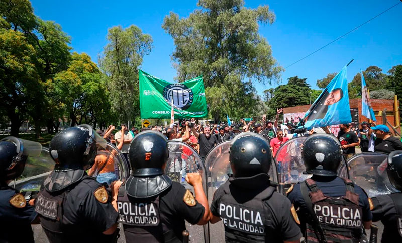 Protesta de trabajadores en inmediaciones del Inti: hubo incidentes con las fuerzas de seguridad