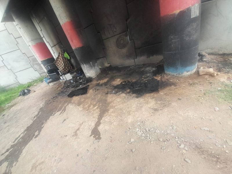 Ataque incendiario contra dos personas en situación de calle: uno de ellos tiene el 80% del cuerpo quemado