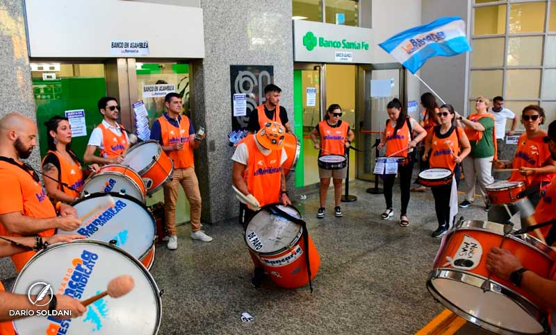 Más despidos en el Banco de Santa Fe: protesta de La Bancaria, que se declara en «alerta y movilización»