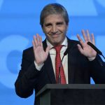 Mientras la inflación sube y el salario cae, Caputo asegura que se transita “el mejor momento del mandato”