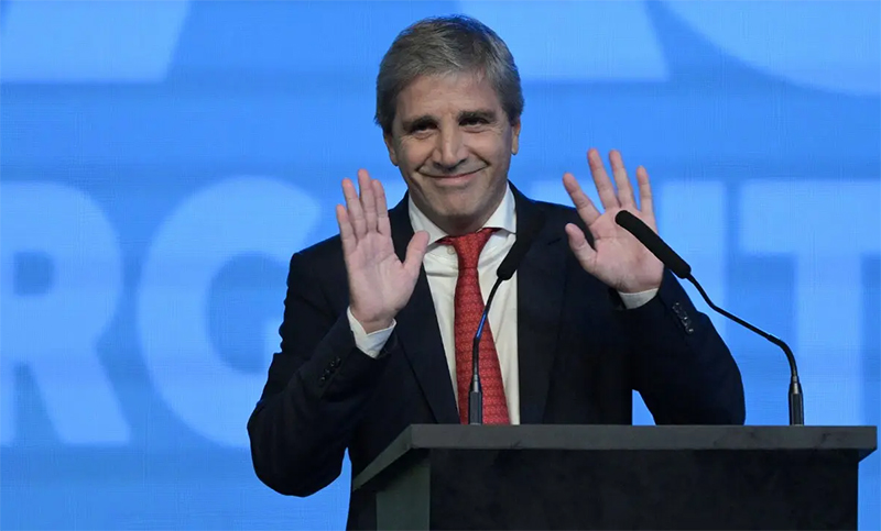 Mientras la inflación sube y el salario cae, Caputo asegura que se transita “el mejor momento del mandato”