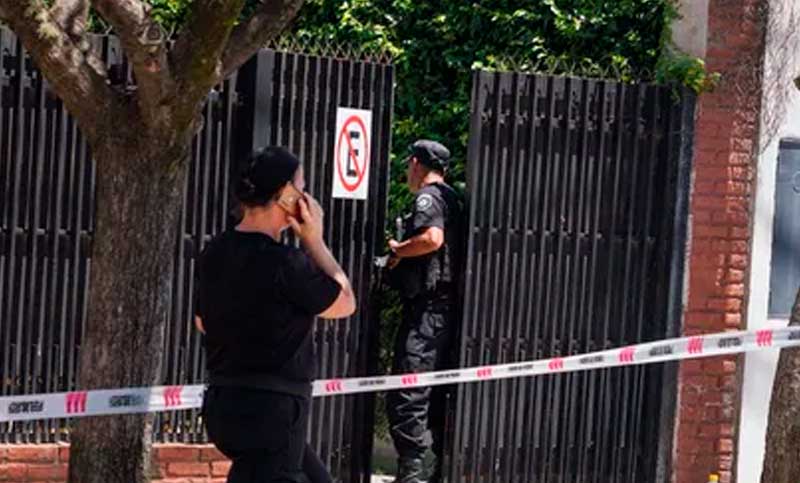 Villa Gobernador Gálvez: investigan la muerte de una mujer cuyo cuerpo fue hallado en una pileta