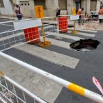 ¡Cuidado con el pozo!: inmenso socavón se abrió en pleno centro de Rosario