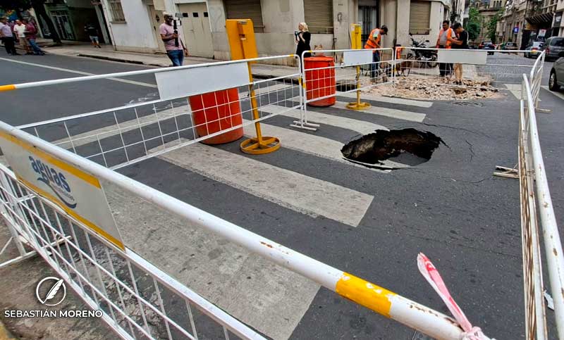 ¡Cuidado con el pozo!: inmenso socavón se abrió en pleno centro de Rosario