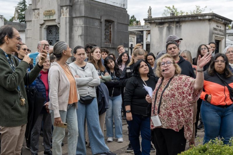 Más de 3.000 personas participaron de los recorridos guiados por el cementerio El Salvador