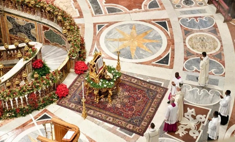 El Papa inició el año rogando por la paz mundial: el mundo «no se salva afilando espadas»
