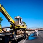 Un camión que transportaba una excavadora arrancó un puente peatonal en la avenida de Circunvalación