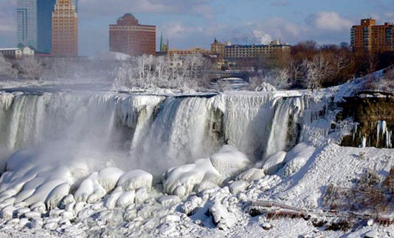 La tormenta Fern congeló las Cataratas del Niágara y paralizó amplias zonas de Estados Unidos